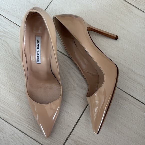 Manolo Blahnik Stiletto Heels with Pointed Toe and Glossy Finish - Picture 2 of 6